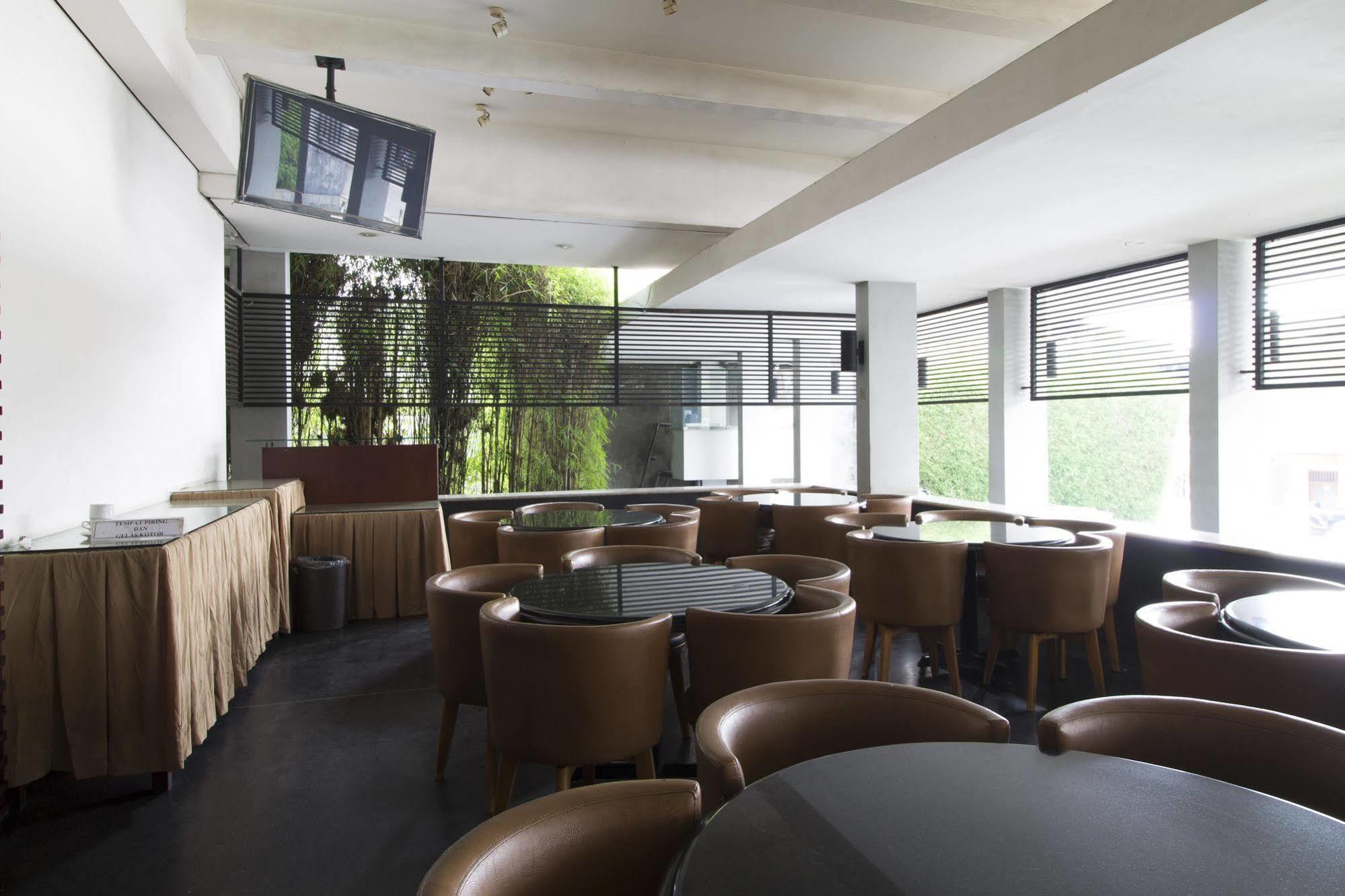 Hotel Reddoorz @ Gegerkalong Girang Bandung Exterior foto