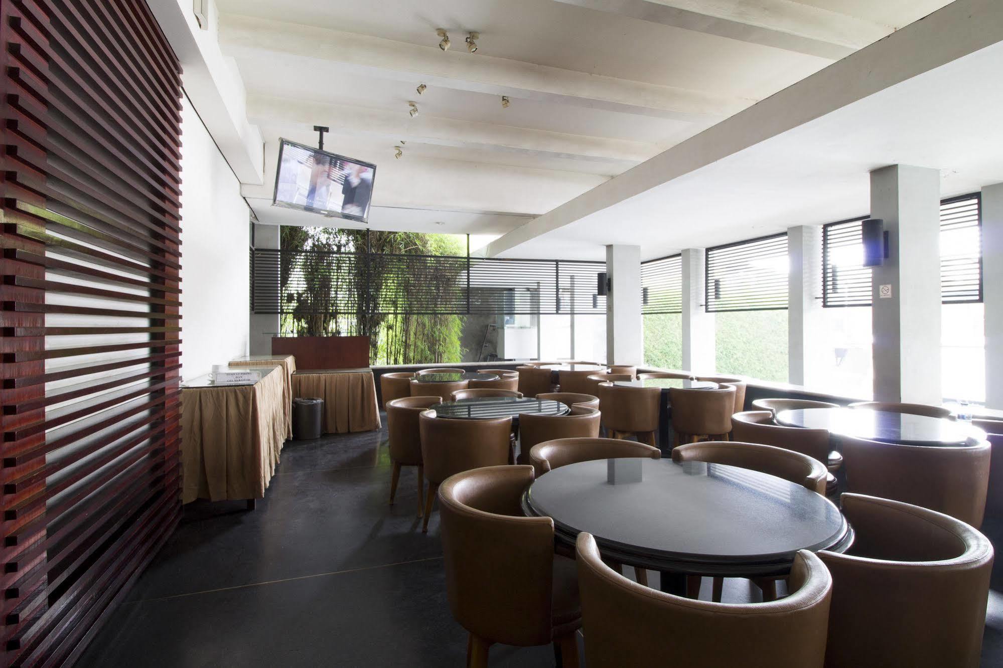 Hotel Reddoorz @ Gegerkalong Girang Bandung Exterior foto