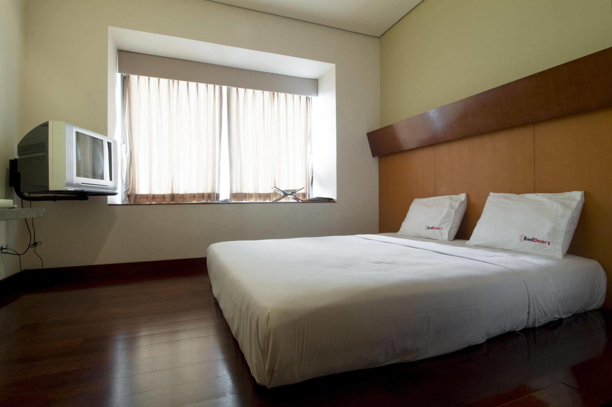 Hotel Reddoorz @ Gegerkalong Girang Bandung Exterior foto