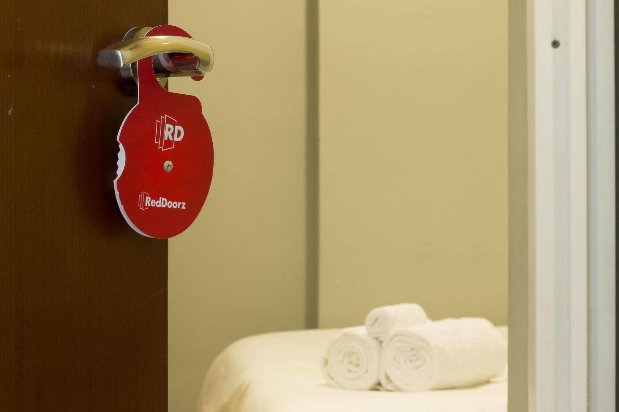 Hotel Reddoorz @ Gegerkalong Girang Bandung Exterior foto