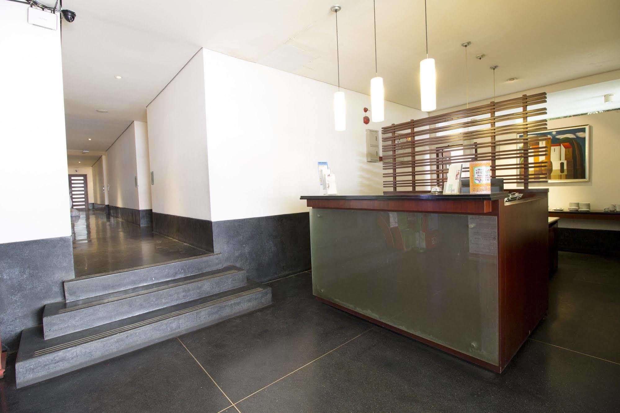 Hotel Reddoorz @ Gegerkalong Girang Bandung Exterior foto