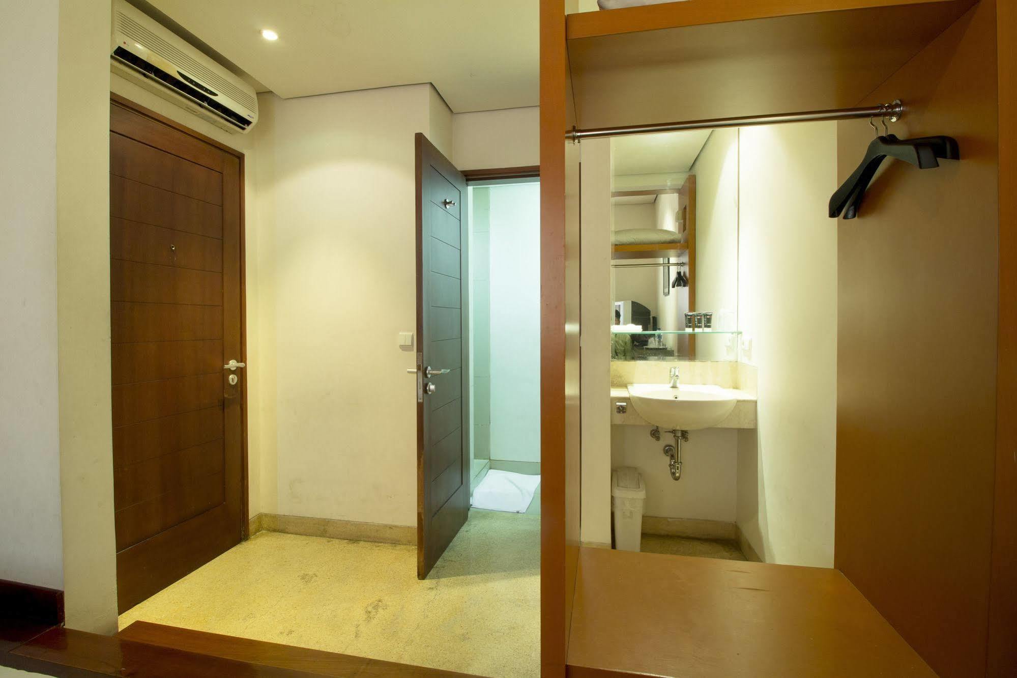 Hotel Reddoorz @ Gegerkalong Girang Bandung Exterior foto