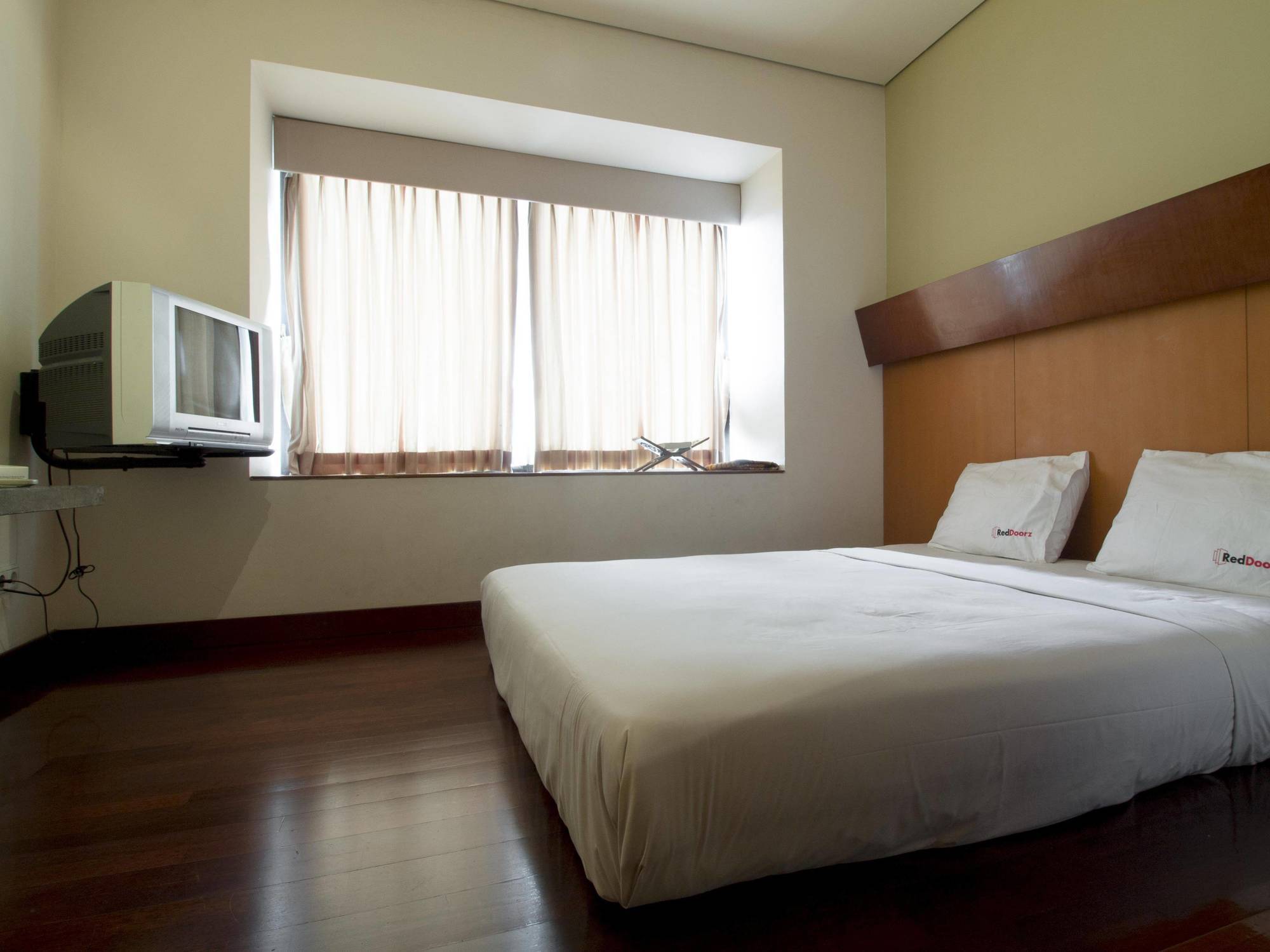 Hotel Reddoorz @ Gegerkalong Girang Bandung Exterior foto